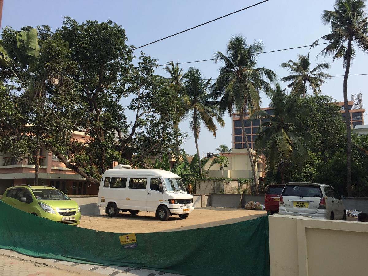 Mega Tourist Home Palarivattom Kochi Eksteriør bilde